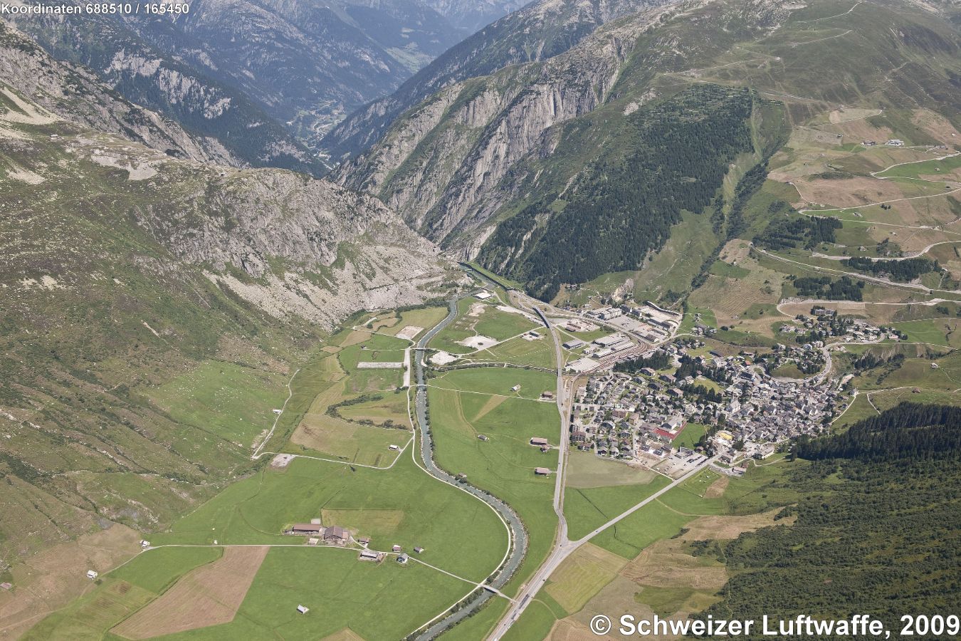 Andermatt; Blick Richtung N 'Schöllenen'; rechts im Bild: Oberalppassstrasse